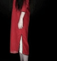 ����¥�ݹսǴ���һ˫�ʺ�ɫ��Ь