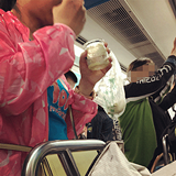 轻轨上有人吃东西