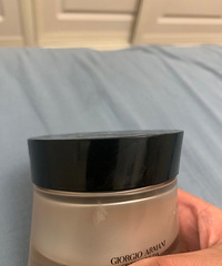 用这款素颜霜上妆自然不卡粉,肤色一点不假白