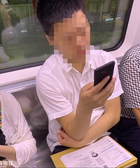 一男子抢好心人给孕妇让的位置