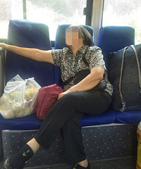 大妈公交车上一人霸占三个位置
