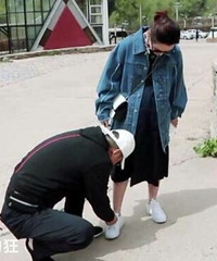 һ��ͼƬ���ˣ�һλ��ͨ�񾯸�һλ�����ڵ��и�ϵ�������Ь��