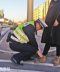 һ��ͼƬ���ˣ�һλ��ͨ�񾯸�һλ�����ڵ��и�ϵ�������Ь��