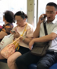 2号线上一女子在啃卤鸭脚板
