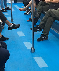 为啥坐轻轨的人都喜欢翘二郎腿