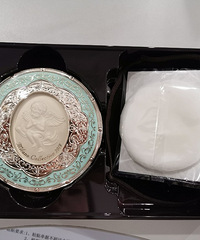 这款定妆蜜粉,粉质细腻控油效果很好,包装好看到只想买