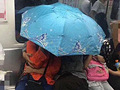 乘客在车厢内撑伞搂抱