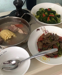 专门请了个保姆来做月子餐
