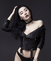 拍完这组写真终于明白什么叫A爆了!都说这张照片很像张雨绮
