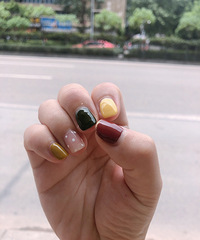 夏天来个小清新的美甲!这款样式简单,超级显手白