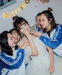 婚礼现场全是粉色气球超梦幻,伴郎伴娘不穿礼服穿校服
