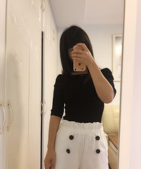 赶在下架前买了这件衣服,真是买对了,一字肩露出锁骨很好看