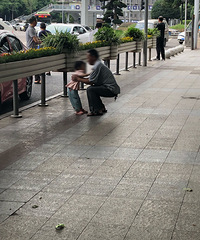 家长该不该在公共场合打骂娃儿