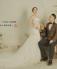 穿着西式的服装拍中式的背景,中西合并的婚纱照让我太惊艳了