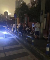 经历了一夜排队上小学的艰辛