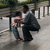 家长在公共场合打娃儿
