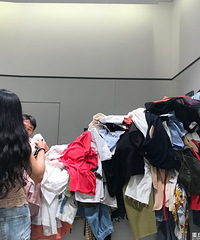 面对打折季堆积如山的衣服,衣服整理工这份工作没几个人做的下来