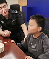 作业没做完,男孩宁露宿也不愿回家