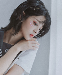 用魔鬼中的天使形容这两组写真:暗黑风酷劲十足、唯美风清新可人