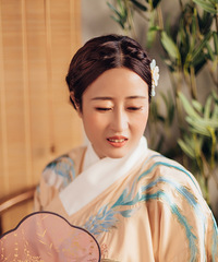 为美好的婆媳关系努力于是送了套写真给婆婆,都说她很像刘敏涛