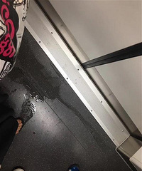 男童在地铁里尿尿,家长说他憋不住了