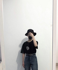 ��girl���ڷ磡����򵥵ĺ�ɫT��������˴���������