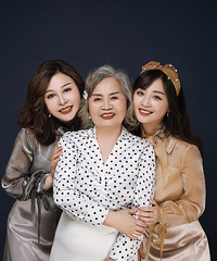 和妈妈外婆一起拍了这组经典红色风格写真,不仅高级还很大气