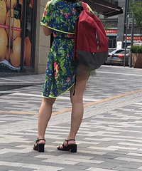 在街上看到有人走光,你会提醒她吗