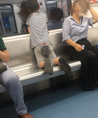 小孩在轻轨小便,妈妈乱扔擦尿的纸