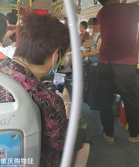 年轻妈妈公交车哺乳被老人拍照,连发多个微信群!