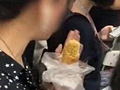 一女子在?#36842;?#37324;吃玉米