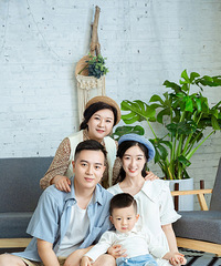 带公婆拍了组“富贵”全家福!都说公公长得帅,拍完照片后我信了