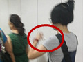 1号线有女子吃酸辣粉