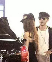 ���걻����һ����AB��Ϯ��