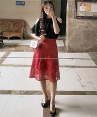 上班这样穿,温柔中带着知性!黑上衣搭红半裙,满满女人味