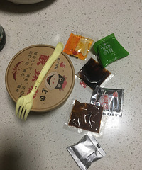 终于入手了被安利无数次的酸辣粉,9.9买了6桶,佐料好丰富