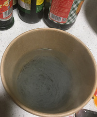 终于入手了被安利无数次的酸辣粉,9.9买了6桶,佐料好丰富