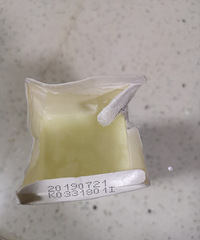 在超?#26032;?#30340;牛奶喝起来有渣渣,打开一看全部都成了“豆腐渣”
