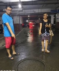 女业主地下停车场违停被物业锁车,一场暴雨把车泡废了!谁该负责