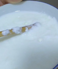 某品牌牛奶倒出来是豆腐渣,好反胃
