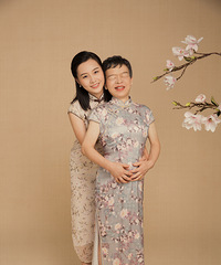 妈妈独自把我养大还帮我带娃,虽然她现在看不见了但依然能自理
