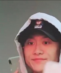 ��һɽ����˿Χ�µı���̫��Ц��