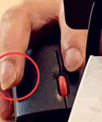 工位对面的男同事指甲好长...
