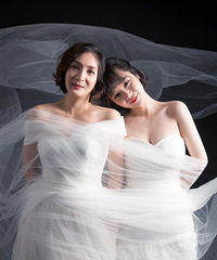 我的妈妈结婚没有穿过婚纱,在她生日的时候我圆她一个心愿!