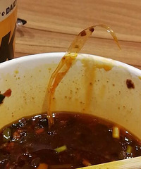在知名酸辣粉里面吃出胶条