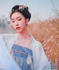 大热天拍了一套反季节写真,活生生把绿芦苇P黄,从夏天变秋天