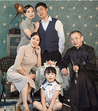 带幺儿回重庆拍全家福,父母穿上民国风衣服真的像那个年代的人