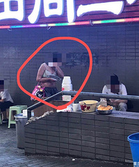 一个嬢嬢穿着内衣在面摊旁要钱