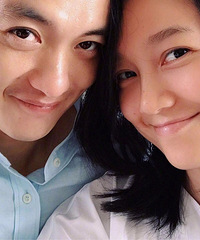 �쵤�ǲ�����һΧ���ĺڷۣ�