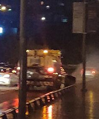 晚上回家遇到洒水车默默停下过路